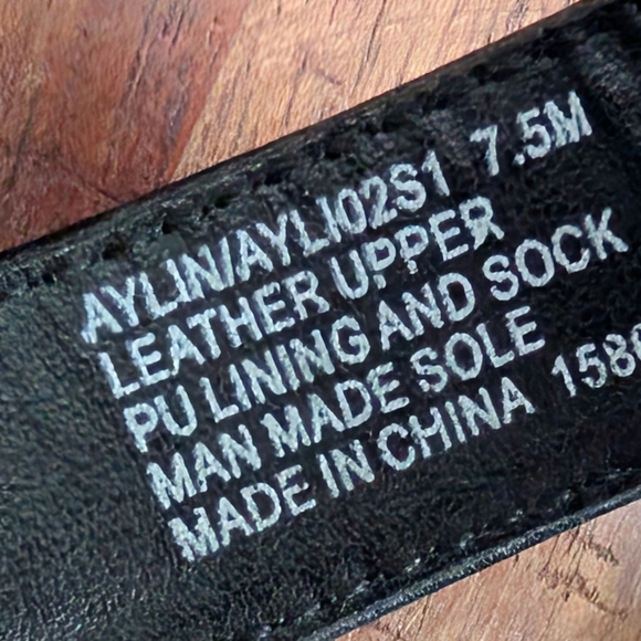 Steve Madden Aylin Black Leather Strappy Sandals Gold Buckles Size 7.5 NEW - Picture 9 of 9